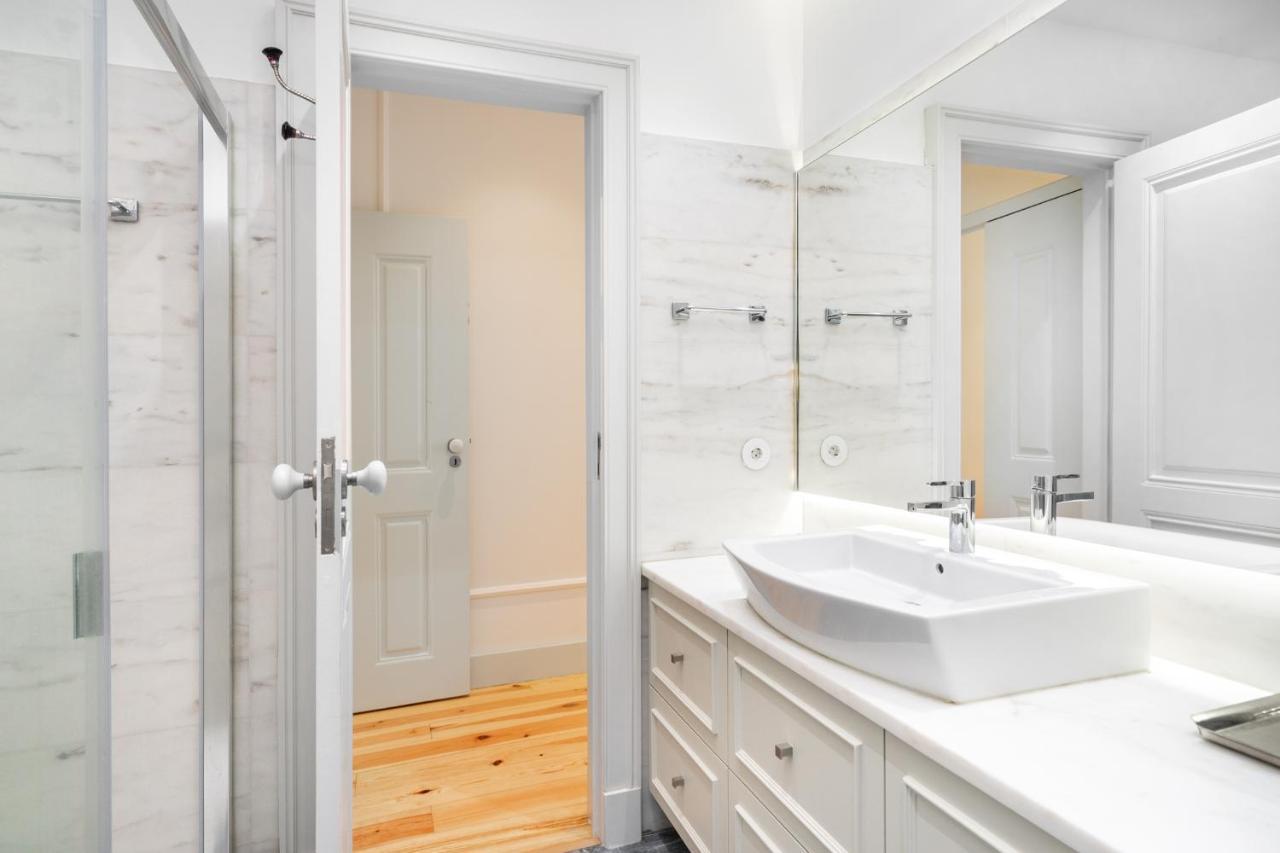 Whome Luxury Stay In Prime Location W/ Ac, Lift & Private Patio Lisboa Exteriör bild